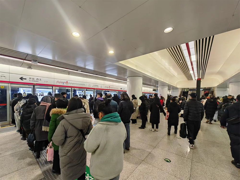 低溫天氣“強速凍” 地鐵車上“自動暖”
