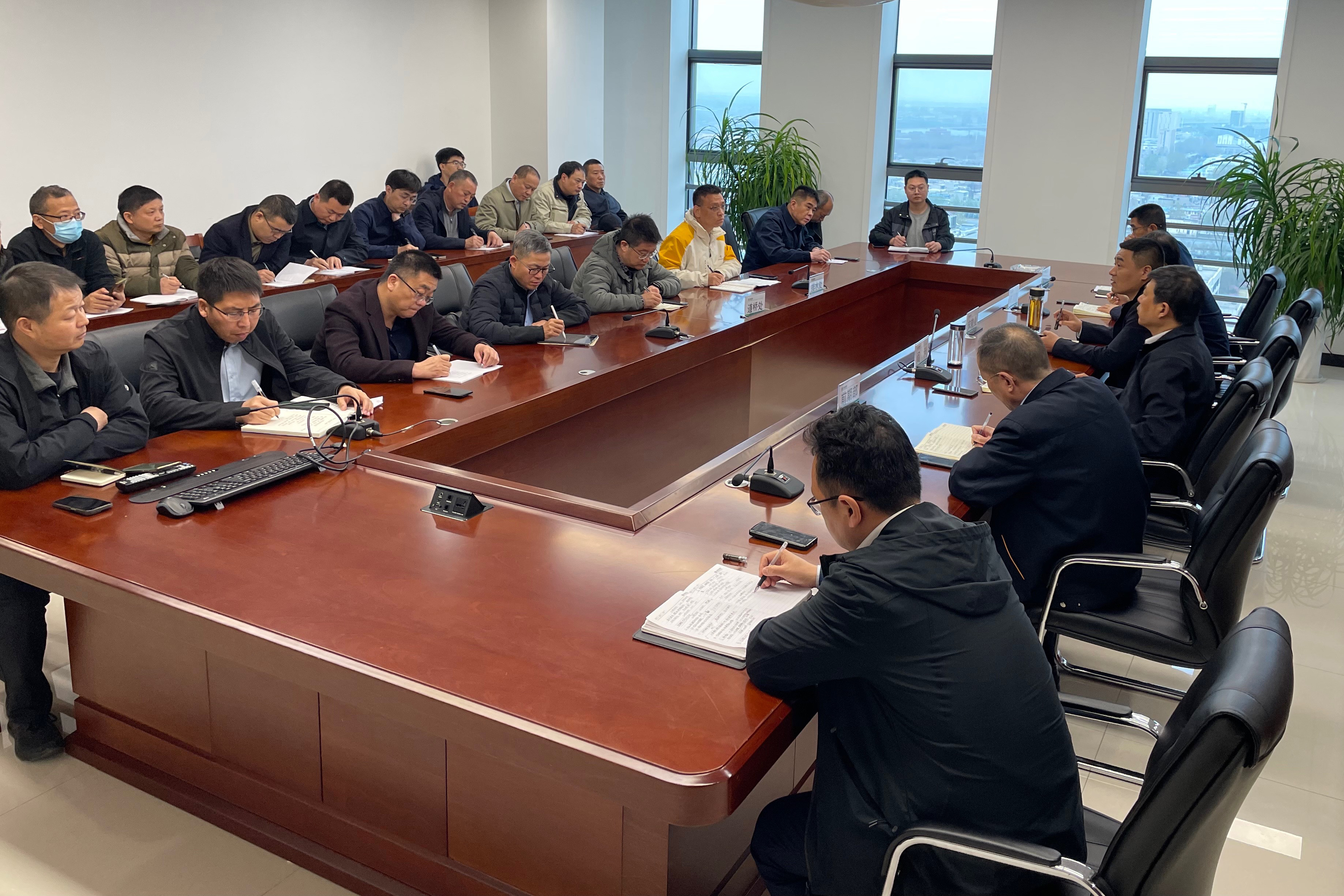 市軌道集團召開大氣污染防治專題工作會議暨安全生產(chǎn)汛前工作部署會議